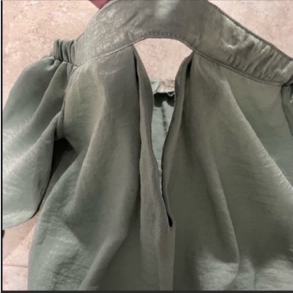 Blooms in the City Off shoulder cut out bell sleeves boho green top. Size Small - Picture 3 of 3